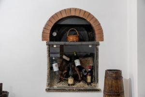 ein Regal mit Weinflaschen und einem Korb in der Unterkunft La Cantina Di Alba e Tramonto in Pimonte