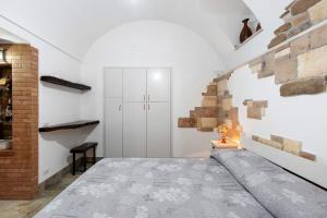 ein Schlafzimmer mit einem Bett und einer Ziegelwand in der Unterkunft La Cantina Di Alba e Tramonto in Pimonte
