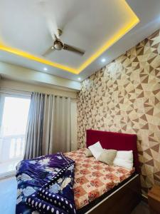 une chambre avec un lit et un plafond dans l'établissement Nbstays kaveri city center, à Greater Noida