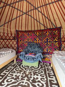 Postel nebo postele na pokoji v ubytování Yurt camp Sonun