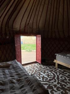 Postel nebo postele na pokoji v ubytování Yurt camp Sonun
