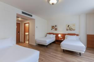 Posteľ alebo postele v izbe v ubytovaní Sercotel Arrahona Sabadell