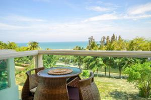 a balcony with a table and chairs and the ocean at Beach Studio in Ấp Phú Tịnh (2)
