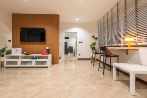 Televiisor ja/või meelelahutuskeskus majutusasutuses Coco59- Private 3BR Pool Villa