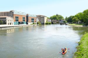 a person in a kayak on a river at QUAI 3 loft moderne et lumineux les pieds dans l'eau in Jarnac +42 photos