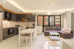 a kitchen and living room with a couch and a table at Retro 2 in Alanya