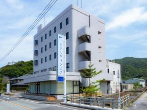 un bâtiment blanc au bord d'une rue dans l'établissement HOTEL MARINEPIA - Vacation STAY 92245v, à Shinkamigoto
