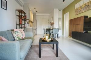 a living room with a couch and a table at Torrevieja - Lux appartement in San Miguel de Salinas