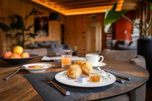 drewniany stół z talerzem jedzenia w obiekcie Hotel Donatz w mieście Samedan