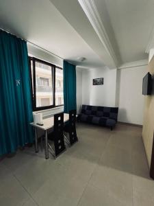 una sala de estar con un sofá y una mesa en studio Mamaia Solid Residence, en Mamaia