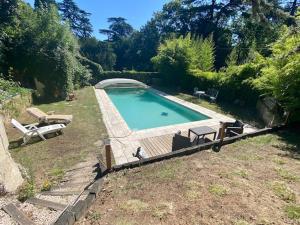 Basen w obiekcie Manoir de la Frazelière - Gîte au cœur des châteaux de la Loire lub w pobliżu