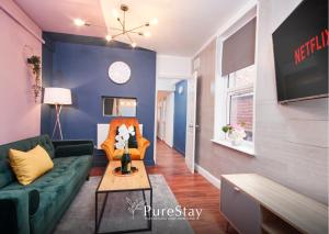 BIG Contractor House in Leamington Spa with 7 Beds by PureStay - 14 Night min!にあるテレビまたはエンターテインメントセンター