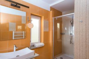 Koupelna v ubytování Biały Domek studio pomarańczowe