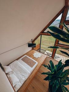 un lit dans une chambre avec une grande fenêtre dans l'établissement Luna by NorAtlas Heritage, à Varlaam 8 autres photos