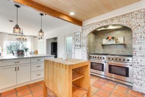 Η κουζίνα ή μικρή κουζίνα στο Vintage Farmhouse with Hot Tub in Larkspur
