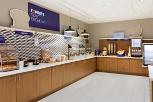 a fast food restaurant with a counter at Holiday Inn Express Hotel & Suites Cleveland-Streetsboro by IHG in Streetsboro