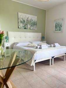 een slaapkamer met een glazen tafel en een bed bij Perla Apartment Verona in Verona
