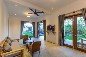 a living room with a couch and a ceiling fan at Two Bedroom Bungalow in An Bang