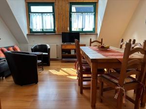 Posezení v ubytování Ferienwohnung Zur Scheune