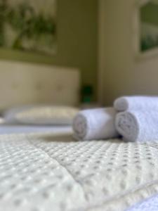 een knuffeldier op een bed bij Perla Apartment Verona in Verona +10 foto's