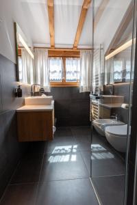 Ein Badezimmer in der Unterkunft Der Unterwirt Guesthouse and Restaurant