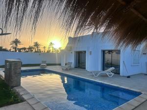 Πισίνα στο ή κοντά στο Dar Shadi, villa with garden, pool and horse