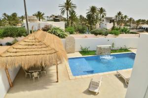 Πισίνα στο ή κοντά στο Dar Shadi, villa with garden, pool and horse
