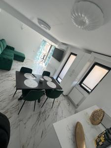 sala de estar con mesa negra y sillas en Mall Residence, en Văleni