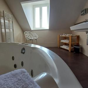 Fotografie z fotogalerie ubytování Logis Hotel Le Cerf v destinaci Briare