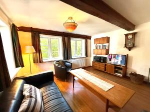 ein Wohnzimmer mit einer Couch und einem Couchtisch in der Unterkunft Altenteil in Oldsum