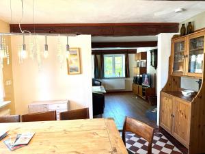 eine Küche und ein Esszimmer mit Tisch und Stühlen in der Unterkunft Altenteil in Oldsum