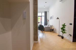 a living room with white walls and a wooden floor at Luxe Appartement in Valencia - Dichtbij strand in Valencia