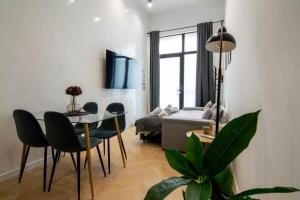 a living room with a table and chairs and a couch at Luxe Appartement in Valencia - Dichtbij strand in Valencia