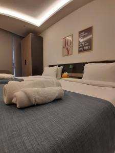Letto o letti in una camera di Shade Suites & Studios