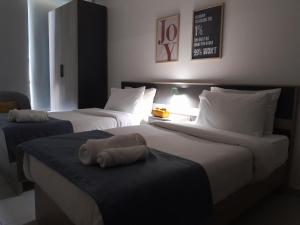 Letto o letti in una camera di Shade Suites & Studios