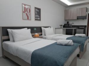 Letto o letti in una camera di Shade Suites & Studios