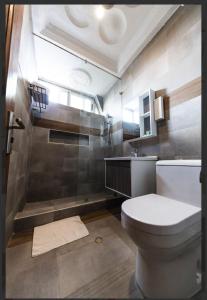 Koupelna v ubytování Airport West Hotel + 41 fotografií