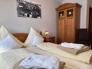 Postel nebo postele na pokoji v ubytování Ferienwohnung Zur Scheune