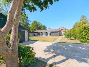 Zahrada ubytování Shires Barn Farmhouse - Westbourne