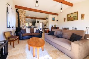 una sala de estar con un sofá y una mesa en Le Petit Mas, en Vence 14 fotos más