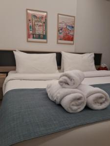 Letto o letti in una camera di Shade Suites & Studios