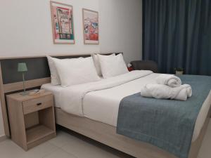 Letto o letti in una camera di Shade Suites & Studios