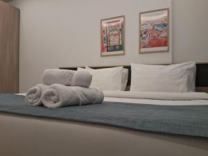 Letto o letti in una camera di Shade Suites & Studios