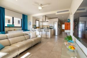 Køkken eller tekøkken på Playa Marina CS263 - La Cala Luxury Apartment