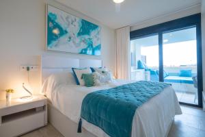 En eller flere senge i et værelse på Playa Marina CS263 - La Cala Luxury Apartment + 32 billeder