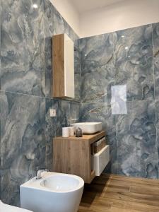 un bagno con lavandino e WC di L'Abbraccio di Parthenope a Torre del Greco