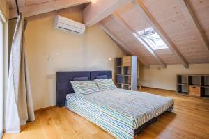 En eller flere senge i et værelse på Appartamento Miasino + 7 billeder