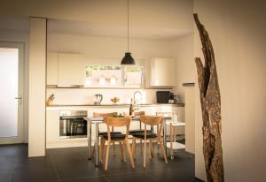 a kitchen with a table and chairs in a room at Ferienwohnen im Ziegelfeld in Niederrotweil