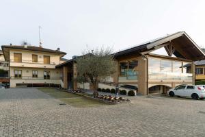 a building with a car parked in front of it at Monolocale Ciclamino - Cascina Da Rosa in Capiago Intimiano