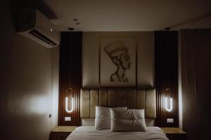 Uma cama ou camas num quarto em Rotana Pyramids View